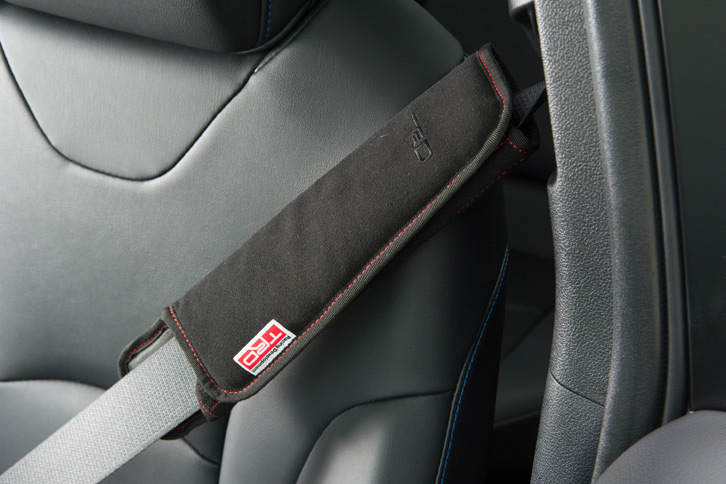 テスト車に装備されていた難燃性素材のショルダーパッド。体にしっかりフィットさせるため、低反発素材のクッションが使われている。