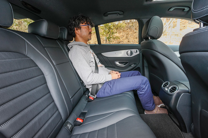 身長170cmの筆者が後席に座った様子。頭上には拳半分程度の余裕があった。