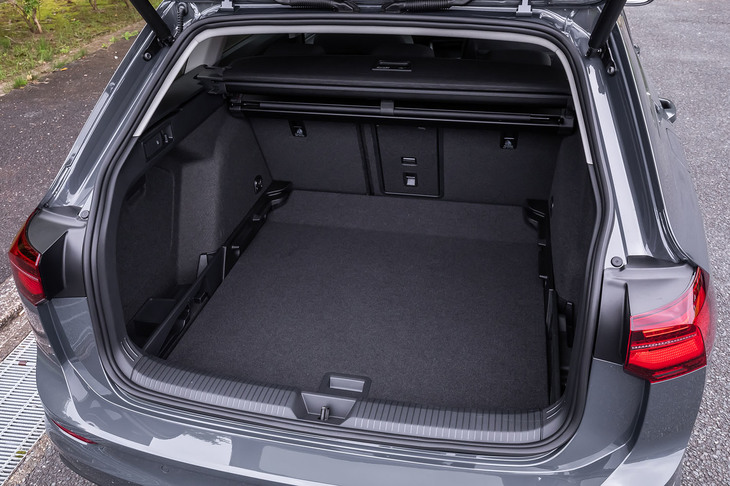 後席を使用した際の荷室容量は611リッター。これは先代「ゴルフヴァリアント」よりも6リッター増加した数値になる。荷室床面は2段階に高さ調整が可能で、写真は床面を下げた様子。
