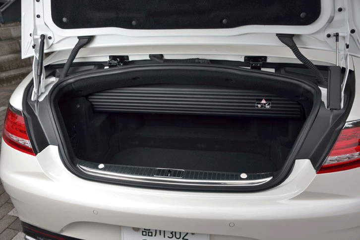 トランクルームの容量は、ルーフクローズ時が350リッターで、オープン時が250リッター。写真奥に見えるのは、ルーフの収納スペースと空間を分かつパネル。