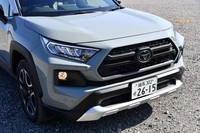 「RAV4アドベンチャー」には専用デザインのバンパーやグリルが与えられる。フェンダーアーチモールも他グレードに比べ幅広い。