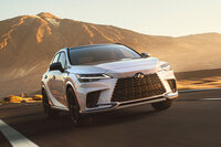 リアサスペンションの設計変更について、チーフエンジニアの渡辺 剛氏は、発進時や加速時の姿勢変化の改善を目的として挙げた。