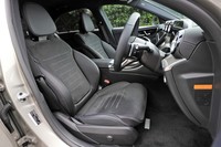 「AMGライン」に含まれる合皮とスエード調素材のコンビシート。先代モデルよりも肩とひじまわりのスペースが広くなっている。