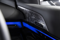 655W・18スピーカー・9チャンネルのBowers&Wilkinsのサラウンドサウンドシステムも装備する。