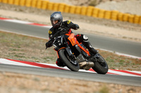 ライディングモードは「レイン」「ストリート」「スポーツ」「パフォーマンス」「トラック」の5種類。トラックモードでは各種制御がサーキット走行向けに切り替わるほか、アンチウイリー機能のオン／オフが選択可能に。またローンチコントロール機能も利用可能となる。