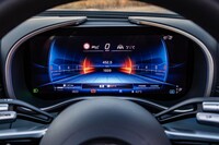 液晶タイプのメーターパネル。中央部分のセパレートしたメーターバイザーが特徴となっている。