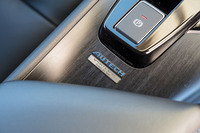 パーキングブレーキスイッチの後方に「AUTECH SPORTS SPEC TUNED BY NMC」のバッジが備わっている