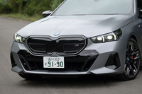 フロントマスクはバンパーよりもボンネット側が突き出たように見えるシャークノーズデザイン。フロントオーバーハングの長さがちょっとスバルっぽい。