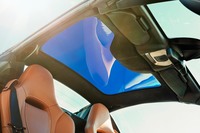 ルーフのオープン／クローズに要する時間は11秒。トップのパネルには「エレクトロクロミックガラス」と呼ばれる特殊な素材が用いられており、半透明な状態（写真）から透明な状態へとワンタッチで透明度を変えられる。