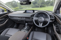 質感の高いインテリアは昨今のマツダ車に共通する美点。上級グレード「Lパッケージ」では、ステアリングヒーターに前席シートヒーター、10wayのパワーシート（運転席）と装備も充実している。