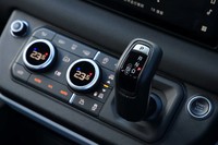 レバー式シフトセレクターの左側に車高調整やローレンジへの切り替えスイッチなどが並ぶ。