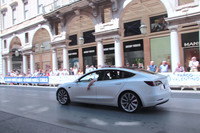 同じパレードには「テスラ・モデル3」のタクシーも参加した。