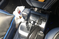 スギウラ君の愛車「シグネット」のATセレクトレバーには、ゴミ袋代わりとなるコンビニのレジ袋が引っかけられていた。アストンにレジ袋。この光景はかなりインパクトがあった。普段は通勤用に使用しているとのことなので、こうした状態になってしまうのも納得である。