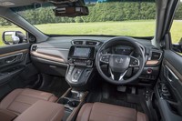 「CR-V」のインテリアは、ハードな樹脂パネルにウッド調パネルを組み合わせた、アウトドア感の強いデザインとなっている。