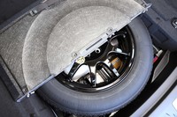 荷室のフロア下には、スペアのタイヤ＆ホイールが収納されていた。