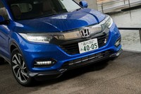 フロントまわりでは、ヘッドライトガーニッシュをブラックに、ロアバンパーをグレーメタリックにそれぞれ変更している。