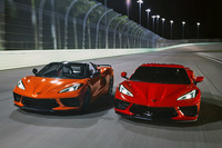 「コルベット クーペ」（右）と「コルベット コンバーチブル」（左）。