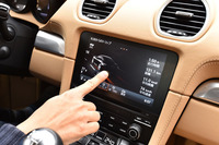 「718ケイマン」は、7インチのマルチタッチスクリーンを標準装備。スマートフォン感覚でインフォテインメントシステムを操作できる。