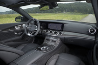 ブラックの色調で統一されたインテリア。ほかに、ナッツブラウン（茶系）やマキアートベージュ（白系）といったインテリアカラーも用意される。