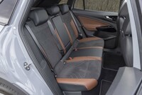 2770mmというロングホイールベースによって後席の足元は広々としている。床下にはバッテリーが敷き詰められているが、着座姿勢も自然だ。