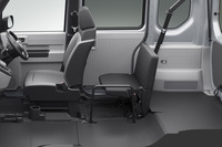 運転席と右側後席の2座のみのタンデム仕様となる「L2」グレード。左側の2座を省いた大空間と、ピラーレスの大開口部による荷物を出し入れのしやすさが特徴と紹介される。