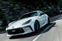 先行デビューした兄弟車の2代目「スバルBRZ」に遅れること3カ月、2021年10月にトヨタの「GR86」が発売された。トヨタはBRZとは異なる走りの味を追求し、「ドライバーの意のままに操れる“手の内感”」「限界域でのリニアな応答、キビキビした走り」といった“GRらしい走りの味”を持たせることに注力したという。