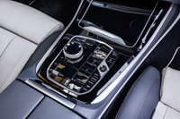 「X5 Mコンペティション」が従来型と同様のレバー式シフトセレクターであるのに対して、「M60i xDrive」では他の「X5」と同じく小さなツマミ式のシフトレバーを採用する。