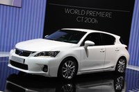 2010年のジュネーブモーターショーで。発表されたばかりの「CT200h」。