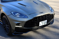 フロントまわりでは、パワートレインの冷却効率を高めるべく大型化されたラジエーターグリルが目を引く。横バー型のデイタイムランニングライトも「DBX707」の特徴だ。