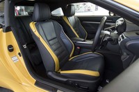 写真のシートカラーは“Fスポーツ”専用色となる「ブラック＆アクセントマスタードイエロー」。ほかに「フレアレッド」や「ホワイト」も選択できる。