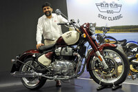 勢いに乗っているメーカーといえばインドのロイヤルエンフィールドも忘れてはならない。中排気量のセグメントでは英国・ニュージーランドで1位、韓国やタイ、マレーシアで2位の販売台数を誇り、日本でも輸入車の年間販売ランキングで5位につけている。