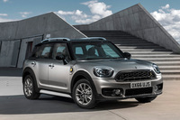 プラグインハイブリッド車の「MINIクーパーS EクロスオーバーALL4」。第2四半期の納車開始が予定されている。