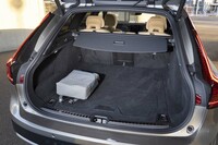 荷室容量は560～1526リッター。グレーのかばんは非常食や使い捨てカイロ、ブルーシート、折り畳み式バケツなどが詰まったディーラーオプションの「ボルボ防災バッグ」。