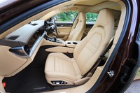 フロントにはセダンと同じヘッドレスト一体型のスポーツシートが標準装備される。