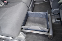 後席下の引き出し式収納「置きラクボックス」。中敷きを立ち上げれば、倒れやすい荷物を安定して積むことができる。