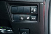 水冷インタークーラーのウオータースプレーは「RZ“ハイパフォーマンス”」専用。操作スイッチはステアリングポストの右下にレイアウトされる。