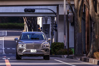 垂直に切り立つような大型のラジエーターグリルが目を引く「ベンテイガ」のマイナーチェンジモデル。街なかでの存在感は圧倒的だった。