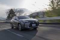 “バージョンL”はフラット感向上とリニアなステアリングフィールを目指したというEV専用ショックアブソーバーを標準装備。今回の試乗では高速域でのロールの収まり方がちょっと気になった。