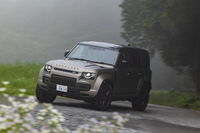 足まわりにはピッチ＆ロールを高度に制御する「6Dダイナミックサスペンション」を装備する。