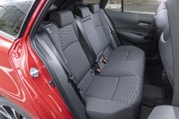 前席ともどもファブリック表皮にははっ水加工が施されている。