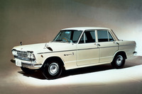 2代目「プリンス・スカイライン」に1965年から設定された「GT」。鼻先を200mm延ばし、無理やり2リッター直6エンジンを積んだ高性能モデルだった。　
	ほった「『L型積んだ～』ってことは3代目以降のモデルなんでしょうが、スカGといえばこれだろ！ と思うので、2代目の写真を使わせていただきました」