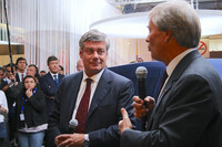 2008年10月、パリモーターショーで。協業先であったボロレ社のヴァンサン・ボロレ氏（右）と。