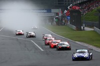 GT500クラスのスタートシーン。