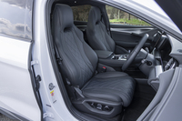 シート表皮はぜいたくなナッパレザー。ヒーター＆ベンチレーションを完備している。