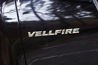 ネッツ店で販売される「アルファード」の姉妹モデルとして「ヴェルファイア」が登場したのは2008年のこと。現行型は2015年にデビューした2代目のモデルとなる。