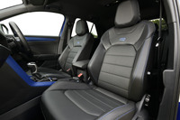 ショルダーとサイドサポート部分にカーボン調のデザインが施されたヒーター付き「R専用ナパレザーシート」は、「TロックR」に標準で装備されるアイテム。