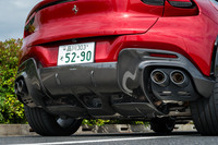 リアビューのアクセントにもなっている、カーボン製のディフューザーと左右4本出しのマフラー。巨大な12気筒自然吸気エンジンを搭載する「プロサングエ」だが、アクセルを踏み込まなければ、エンジン／エキゾーストサウンドは存外に紳士的だ。