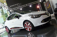 ルノー・ルーテシアにガラスルーフ付きの限定車