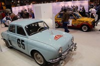 「ルノー・ドーフィン」（手前）は、1959年からイタリアでも生産された（写真はフランス生産のモンテカルロラリー仕様）。
