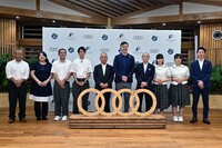 「未来共創ミーティング」の参加者。写真左から、屋久島観光協会ガイド部会長の中馬慎一郎（ちゅうま しんいちろう）氏、屋久島高校教頭の恵美由紀（めぐみ みゆき）氏、同校生徒の小路口秀吉（しょうじぐち ひでよし）さん、柴崎俊太朗（しばざき しゅんたろう）さん、荒木耕治（あらき こうじ）屋久島町長、アウディ ジャパンのマティアス・シェーパース氏、ファーレン九州の金氣重隆（かねき しげたか）社長、屋久島高校生徒の加治屋爽和（かじや さわ）さん、羽生姫菜乃（はぶ ひなの）さん。
